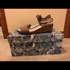 WHITE MOUNTAIN sandals 👌